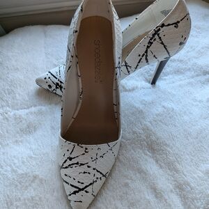 Women's Pump Shoe Dazzle Splatter Pattern White and Black Heels